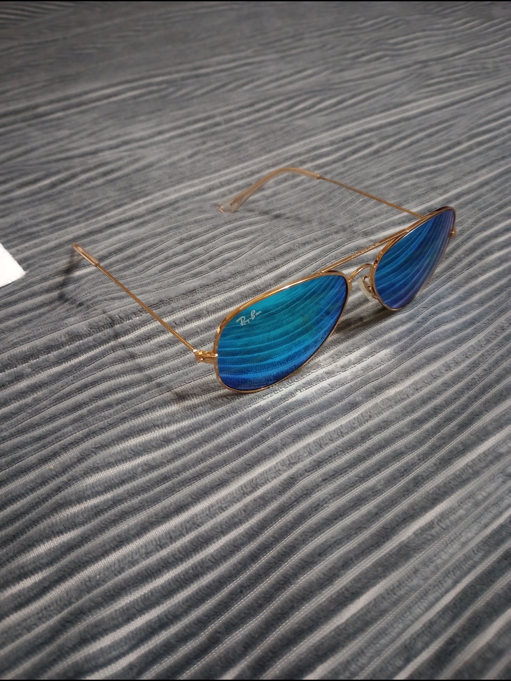 Ray-Ban Men’s Gold Frame Aviator Sunglasses with Blue Lenses